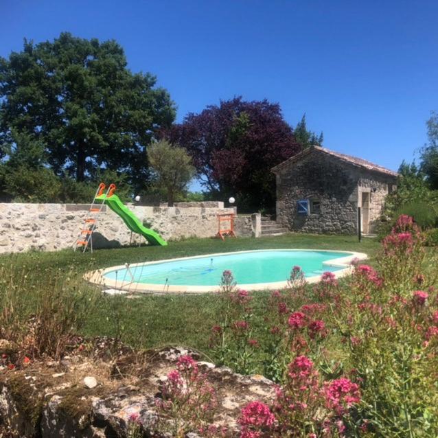 - une piscine avec toboggan dans la cour dans l'établissement Beloesieje gites, à Castelsagrat