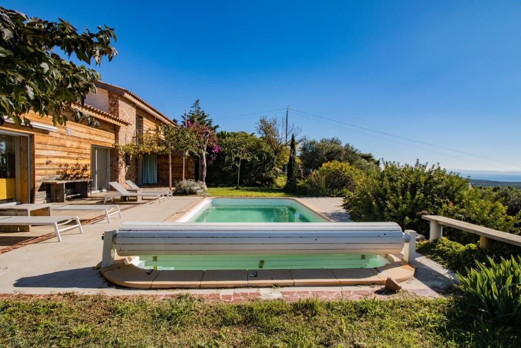 ein Swimmingpool im Hinterhof eines Hauses in der Unterkunft Maison Aux Vents in Monacia-dʼAullène