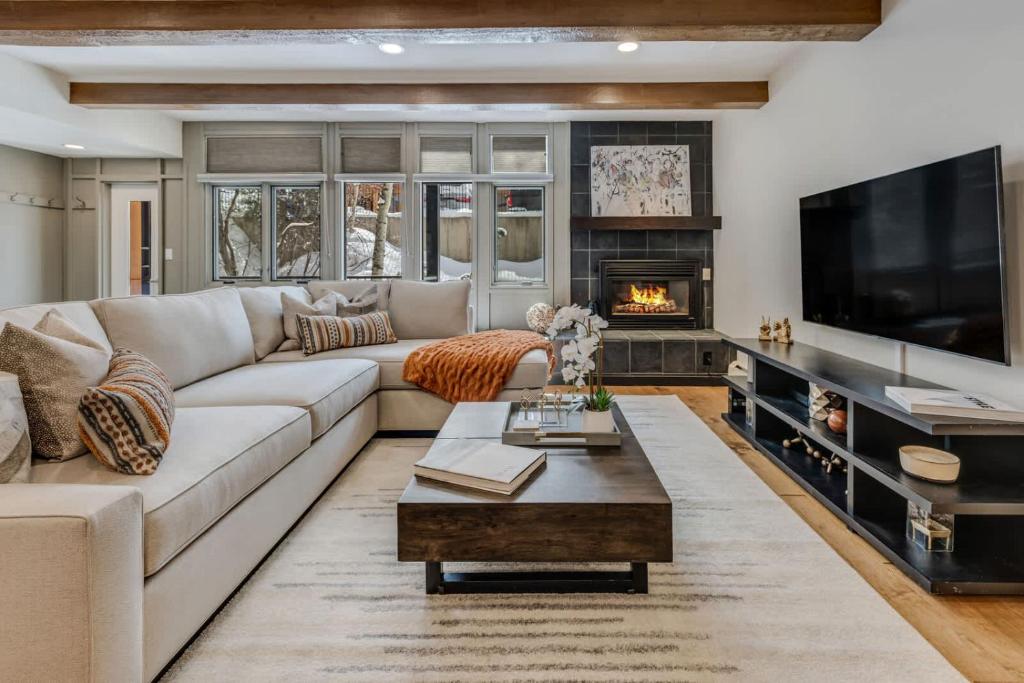 New Listing! 3 BR 3 BA Updated Condo - Pool & Hot-tub - Appartement