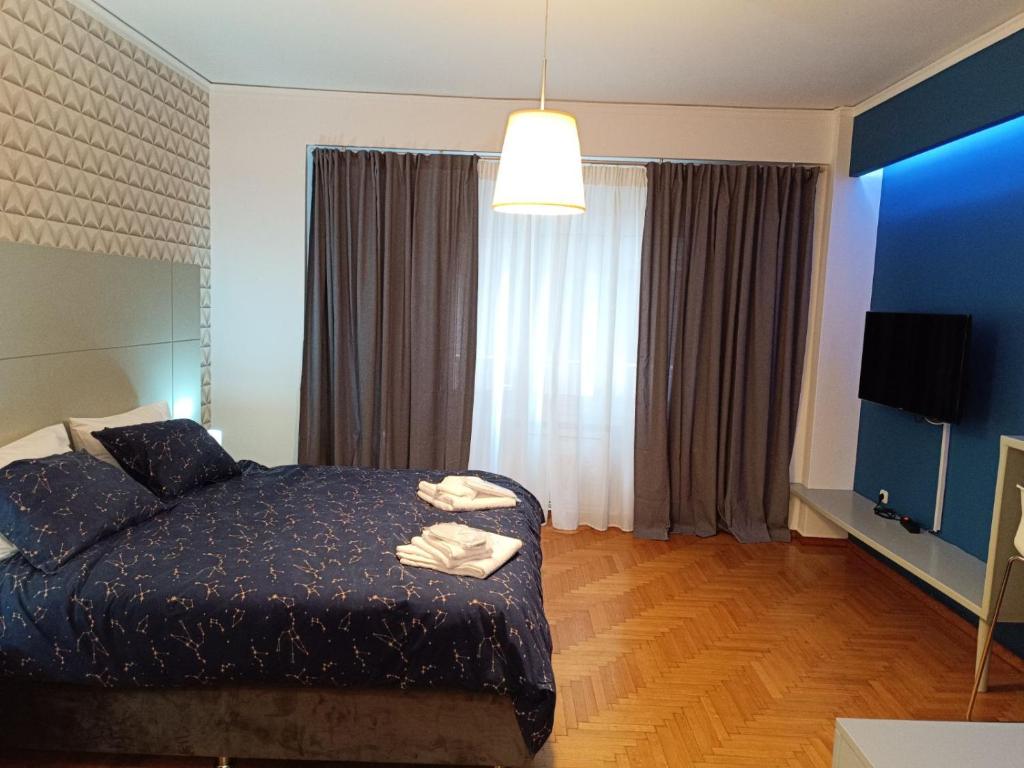 ein Schlafzimmer mit einem Bett mit Handtüchern darauf in der Unterkunft Plaka Hideaway Suite in Athen