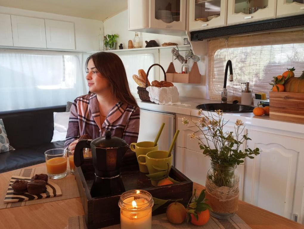 ラ・ヌシアにあるCaravana- Glamping Casa tortugaの台所に腰掛けた女性