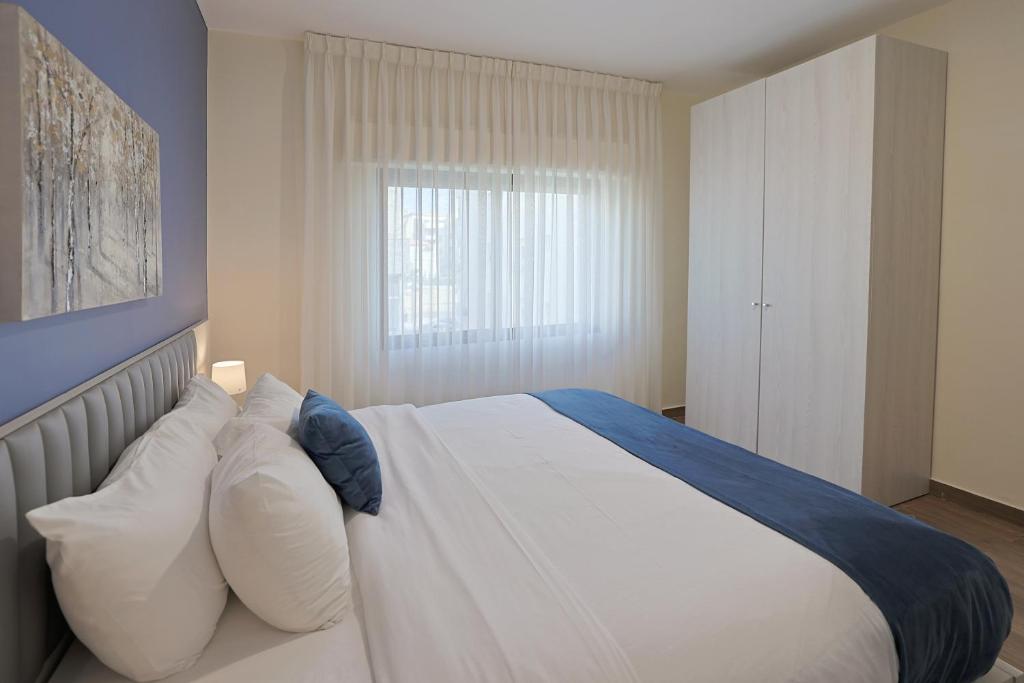 Postel nebo postele na pokoji v ubytování 46 Serviced Apartments