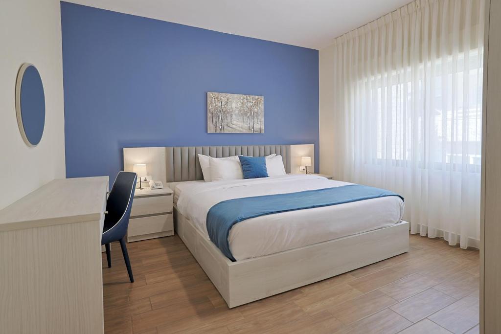 Postel nebo postele na pokoji v ubytování 46 Serviced Apartments