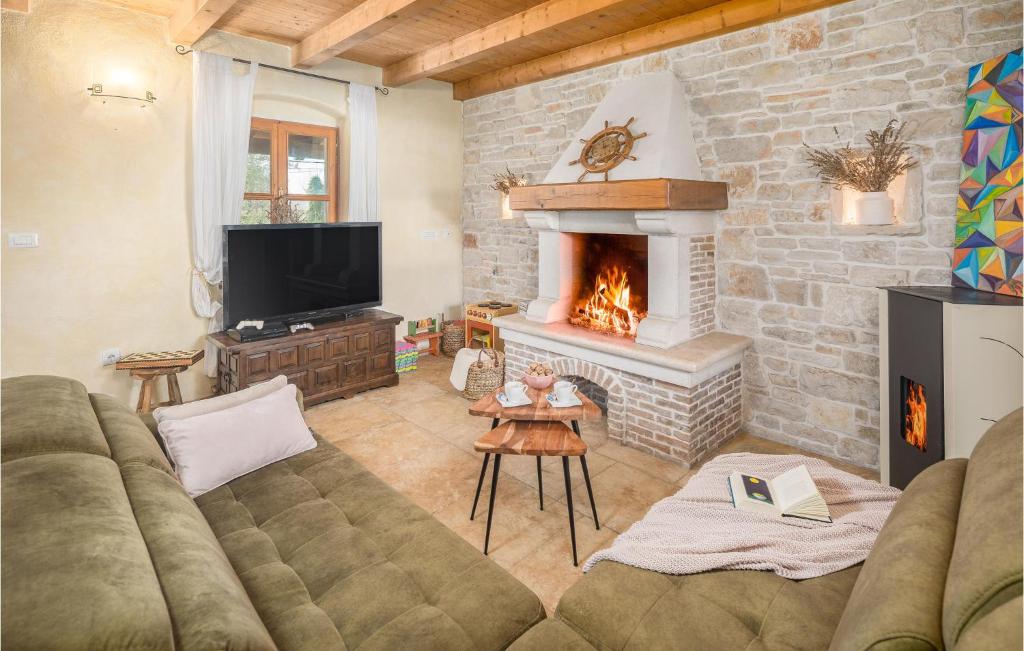 Televízia a/alebo spoločenská miestnosť v ubytovaní Holiday Home Boduleri Cr