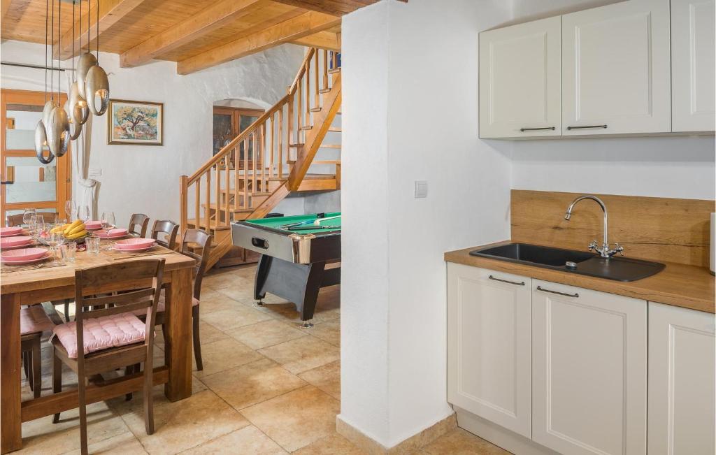 Kuchyňa alebo kuchynka v ubytovaní Holiday Home Boduleri Cr