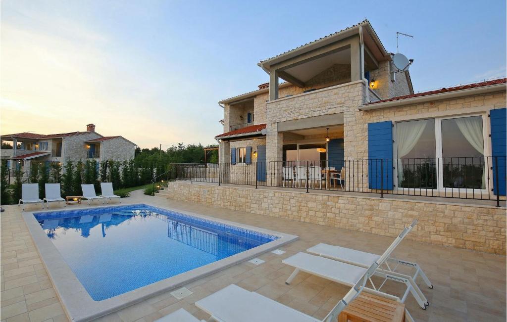 Piscina de la sau aproape de Villa Babudri