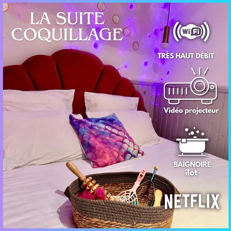 - une chambre avec un lit et un panier dans l'établissement Coquillages et crustacés, Netflix baignoire îlot chez Ivona Vacances, à Gujan-Mestras
