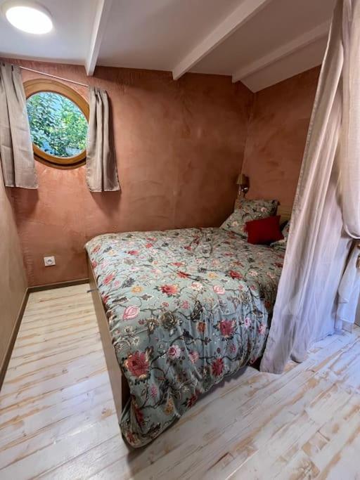 ル・リュックにあるChalet Provençal au cœur du Varの小さな部屋のベッド1台が備わるベッドルーム1室