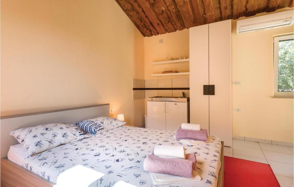 Posteľ alebo postele v izbe v ubytovaní Beautiful Home In Liznjan With Sauna