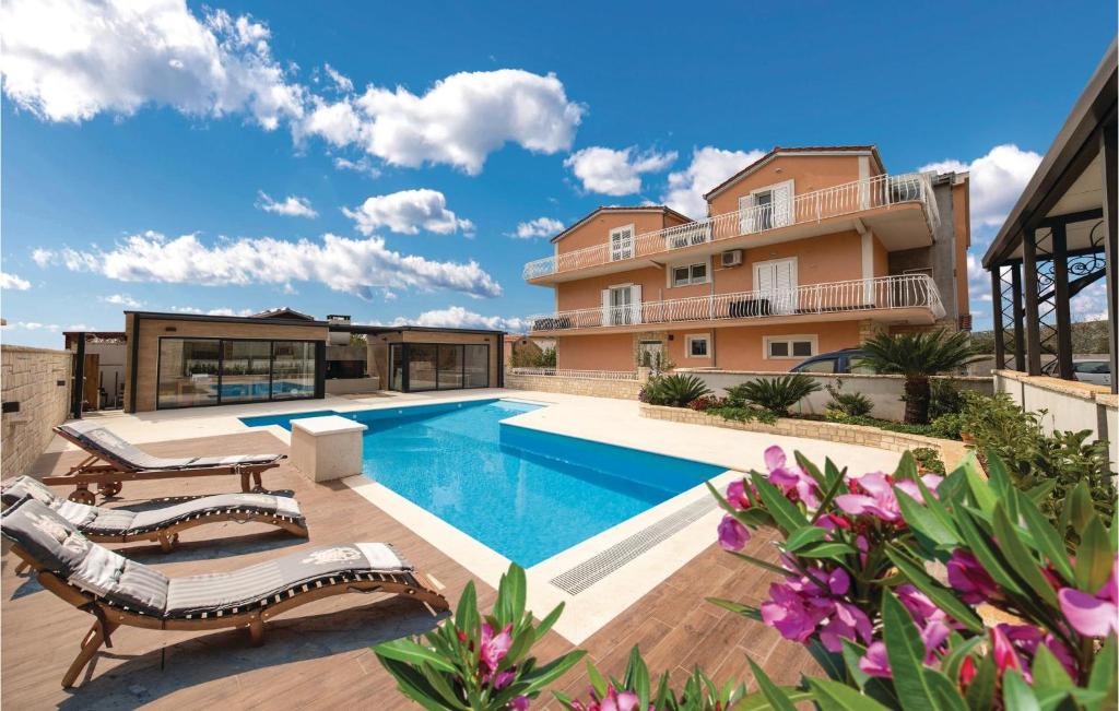 Bazén v ubytovaní Beautiful Apartment In Kastel Stari alebo v jeho blízkosti