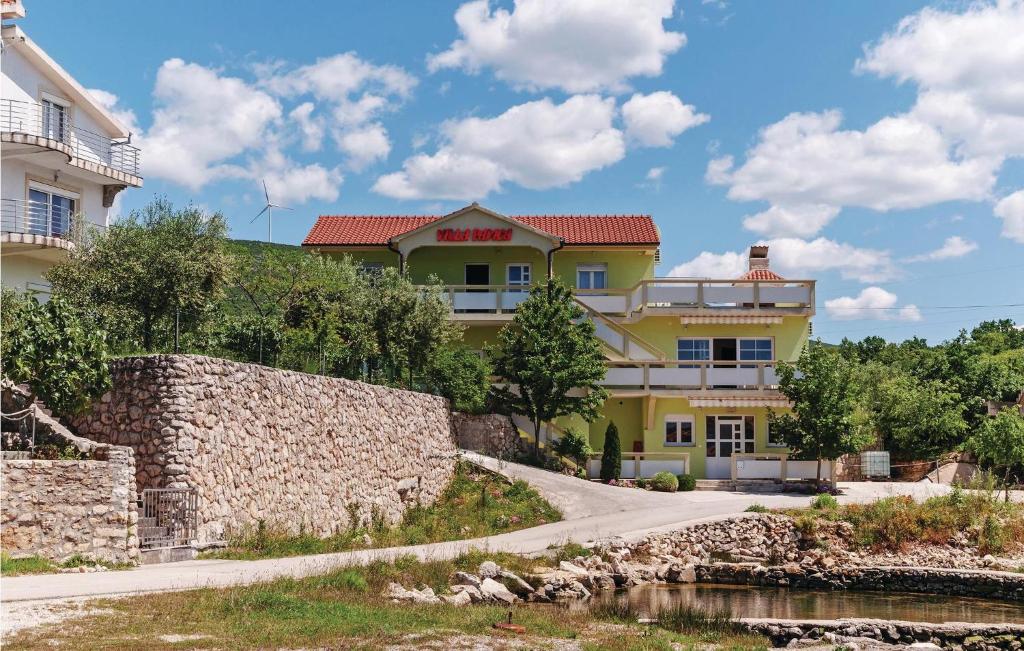 Budova, v ktorej sa apartmán nachádza