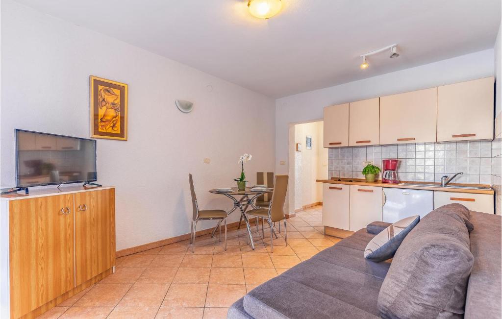 salon z kanapą i kuchnią w obiekcie 5 Bedroom Cozy Apartment In Banjole w mieście Banjole