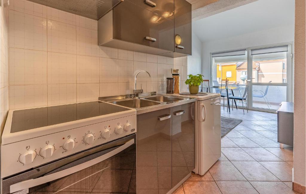Kuchnia lub aneks kuchenny w obiekcie 5 Bedroom Cozy Apartment In Banjole