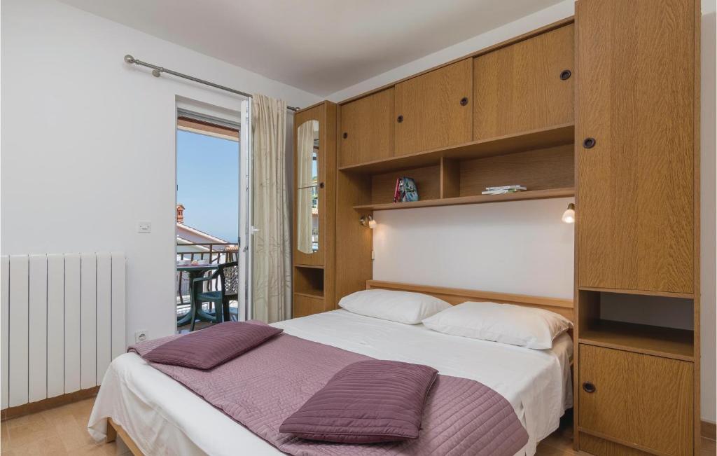 Łóżko lub łóżka w pokoju w obiekcie 3 Bedroom Cozy Apartment In Labin