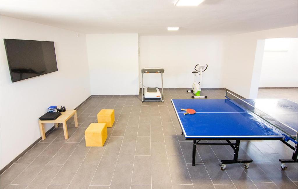 Stolný tenis v ubytovaní 4 Bedroom Awesome Home In Fazana alebo v jeho okolí