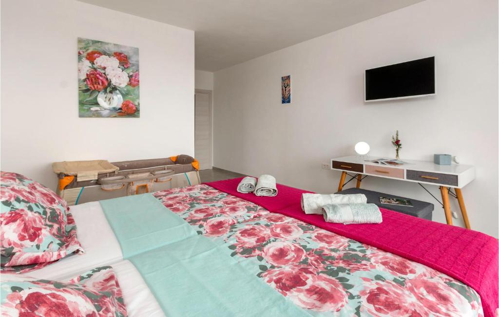Posteľ alebo postele v izbe v ubytovaní 4 Bedroom Awesome Home In Fazana