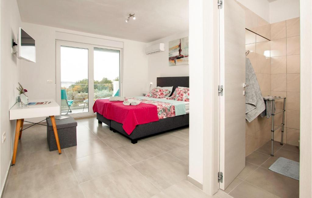 Posteľ alebo postele v izbe v ubytovaní 4 Bedroom Awesome Home In Fazana