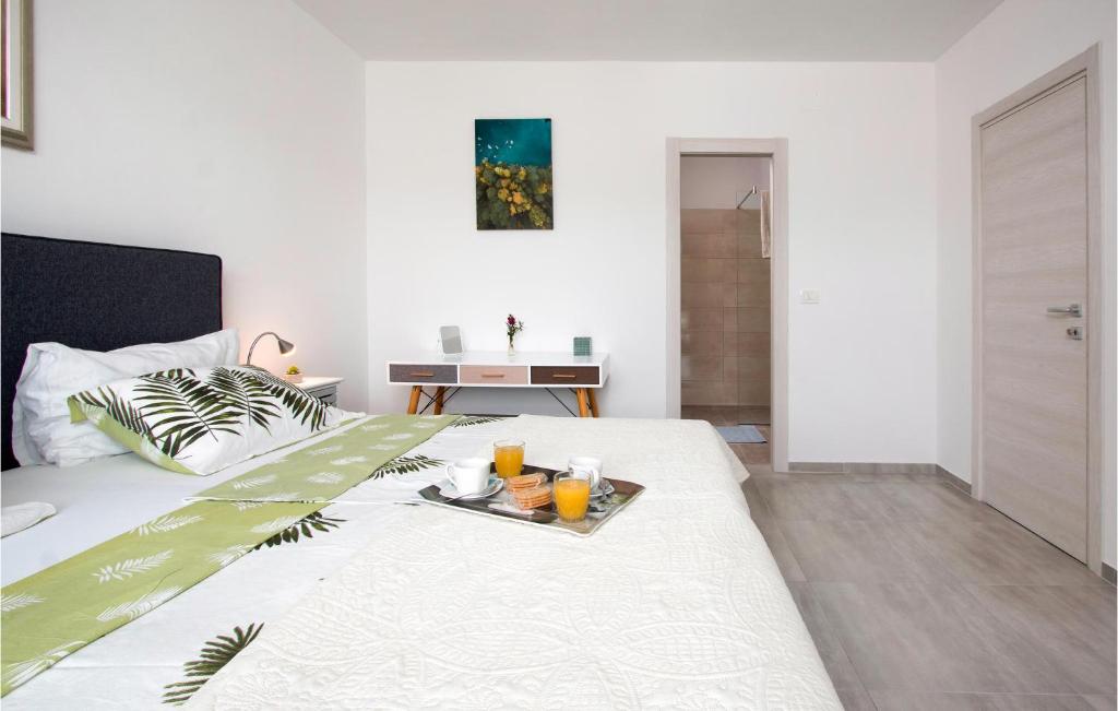 Posteľ alebo postele v izbe v ubytovaní 4 Bedroom Awesome Home In Fazana