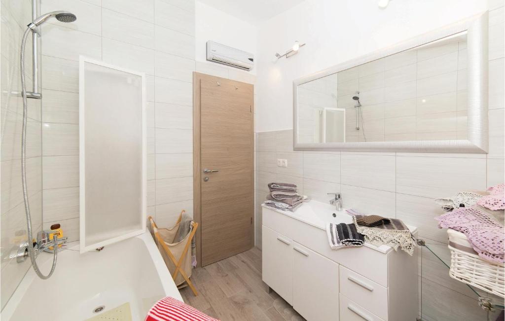 Kúpeľňa v ubytovaní Three-Bedroom Holiday Home In Labin