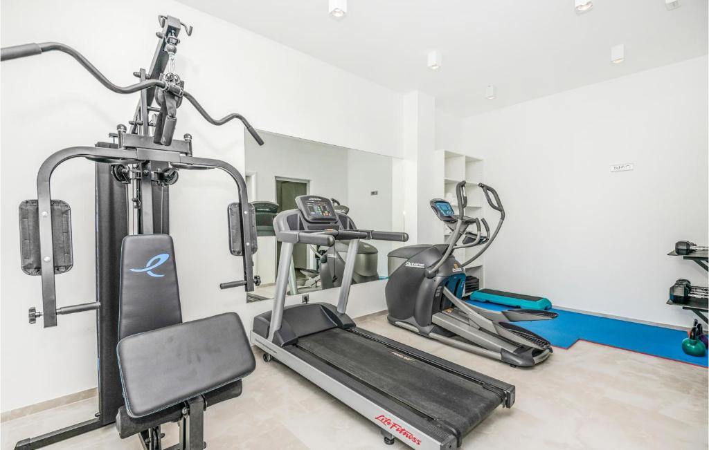 Posilňovňa alebo fitness centrum v ubytovaní Nice Home In Makarska With Jacuzzi