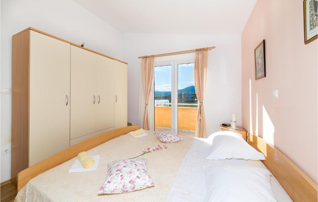 Posteľ alebo postele v izbe v ubytovaní Cozy Home In Kastel Luksic