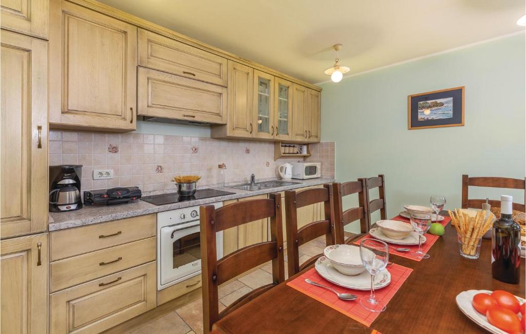 Kuchnia lub aneks kuchenny w obiekcie Cozy Home In Tinjan With Wifi