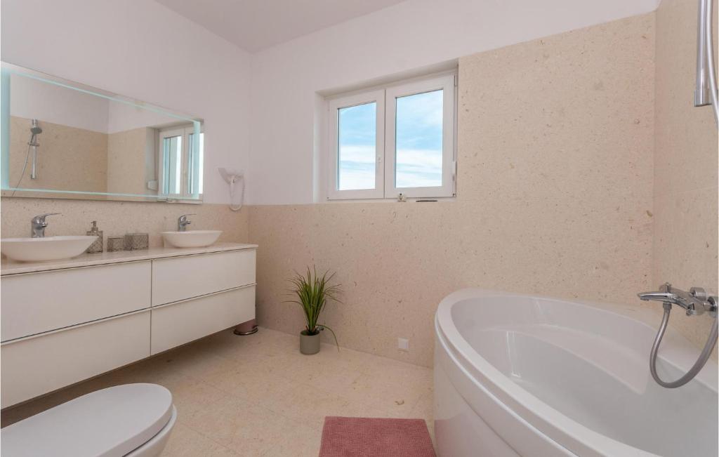Kúpeľňa v ubytovaní 4 Bedroom Cozy Home In Donja Jagodnja