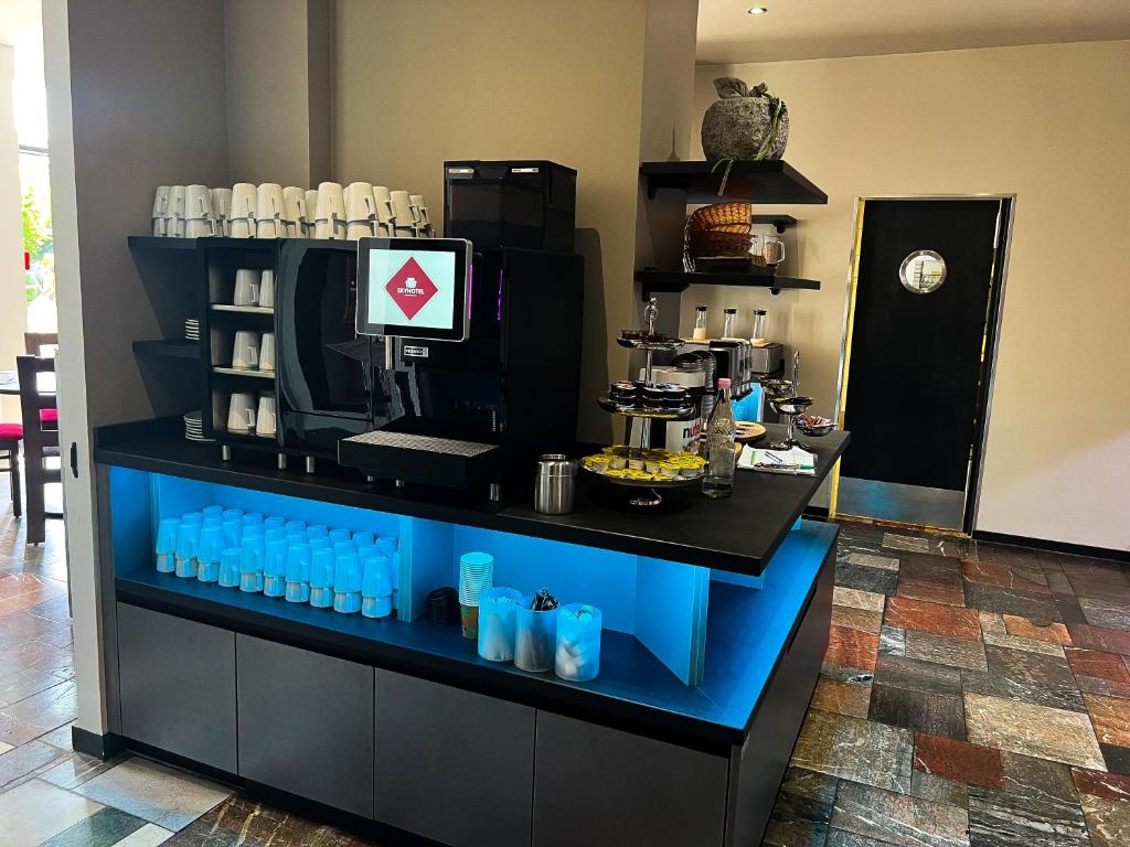 Kuchyň nebo kuchyňský kout v ubytování SKYHOTEL Merseburg