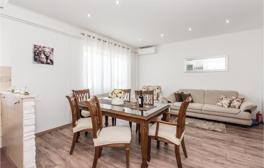 Posedenie v ubytovaní Two-Bedroom Holiday Home In Sibenik