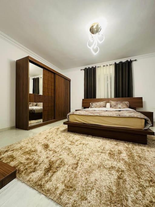 Postel nebo postele na pokoji v ubytování Elegant Ground-Floor Apt in SZ