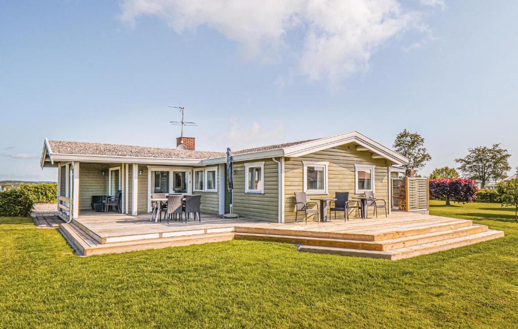 ein kleines Haus mit einer großen Terrasse im Hof in der Unterkunft Holiday Home Skonnertvej Ebeltoft Xii in Ebeltoft