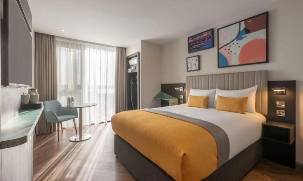 Maldron Hotel Liverpool City Centreにあるベッド