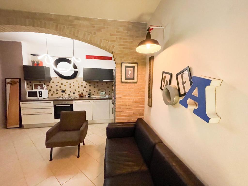 un soggiorno con divano e cucina di InCorteDaFabio Design flat with Bikes a Caronno Pertusella