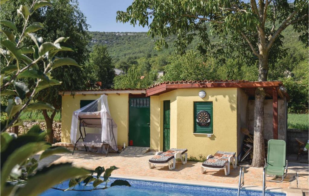 Bazén v ubytování Three-Bedroom Holiday Home In Dicmo nebo v jeho okolí