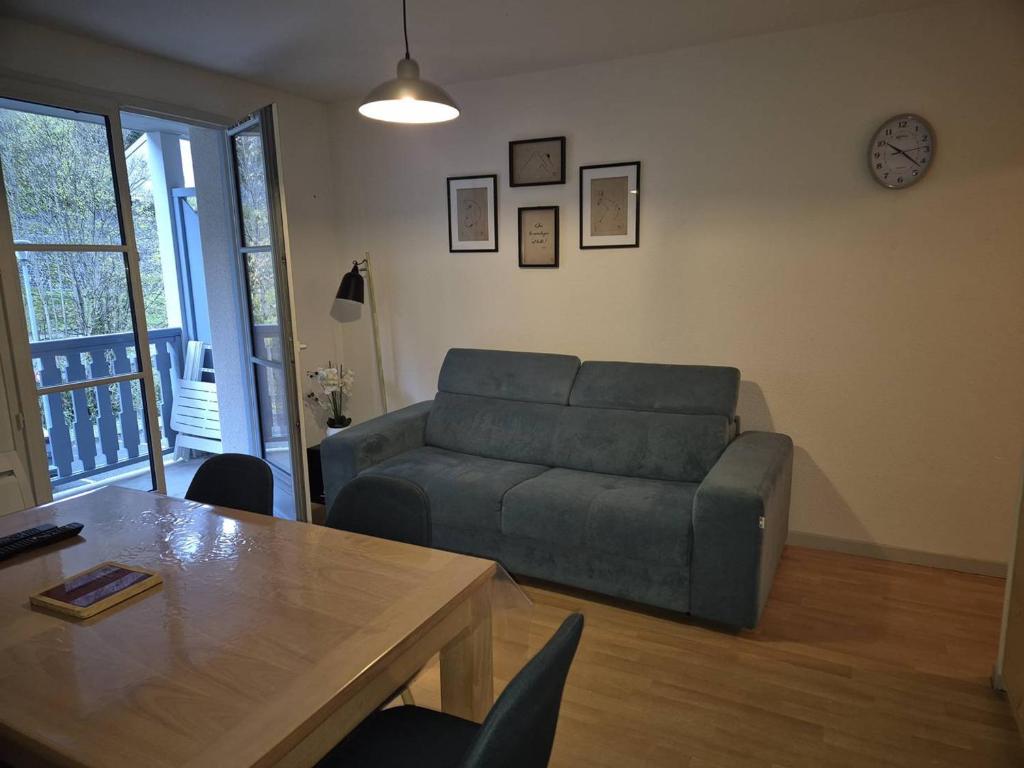 un salon avec un canapé et une table dans l'établissement Charmant T3 à Cauterets, balcon, casier à ski, parking privé, Wifi, proche centre, 6 pers. - FR-1-234-253, à Cauterets