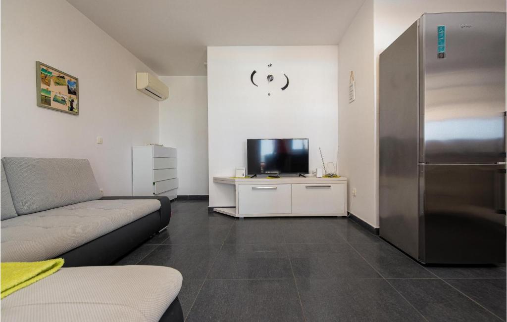 Televízia a/alebo spoločenská miestnosť v ubytovaní Awesome Apartment In Kustici, Novalja