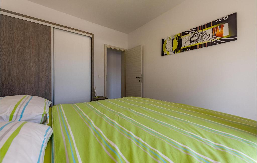 Posteľ alebo postele v izbe v ubytovaní Awesome Apartment In Kustici, Novalja