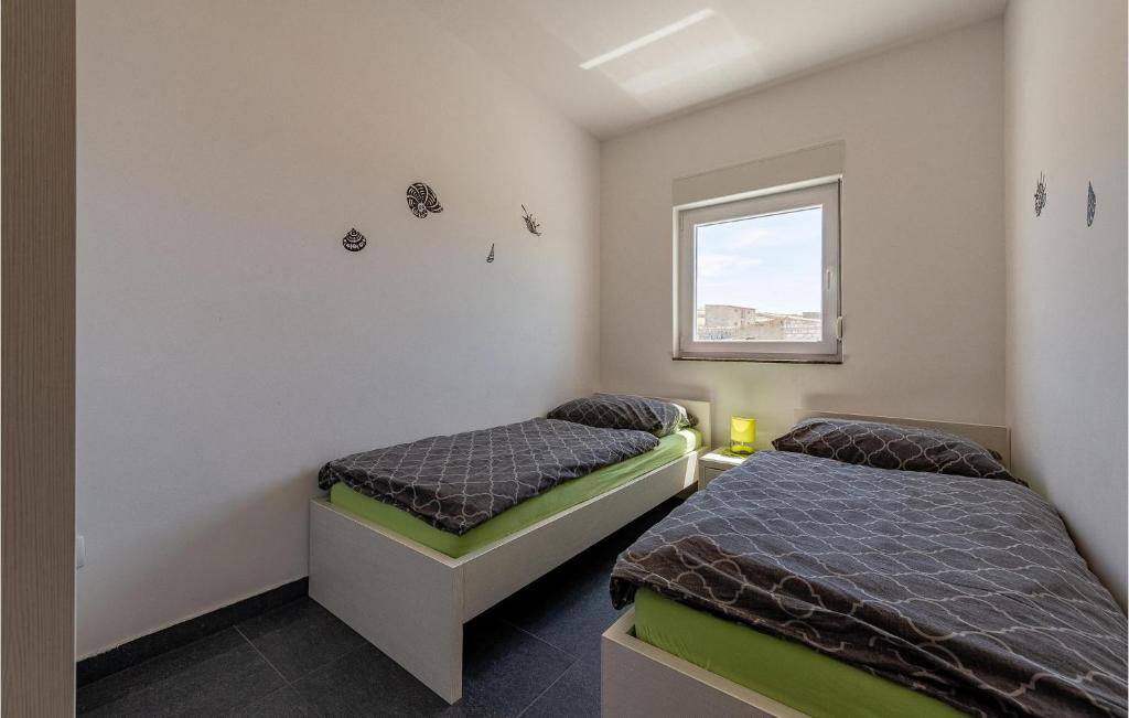 Posteľ alebo postele v izbe v ubytovaní Awesome Apartment In Kustici, Novalja