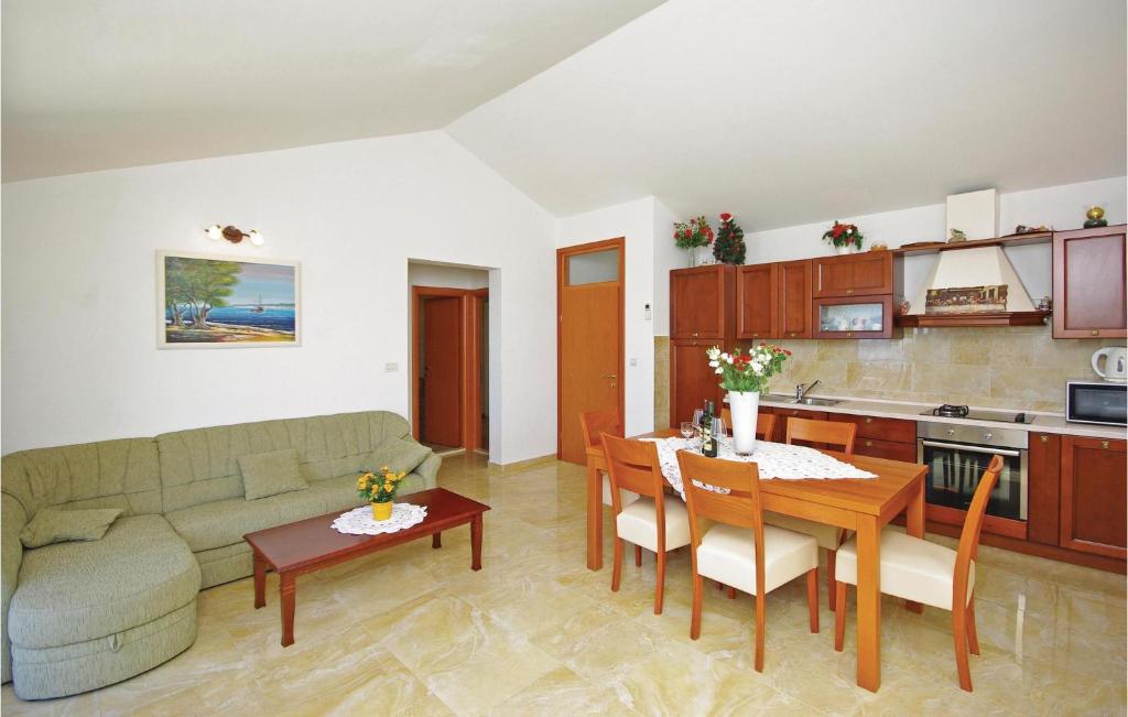 Kuchyňa alebo kuchynka v ubytovaní 4 Bedroom Stunning Home In Tucepi
