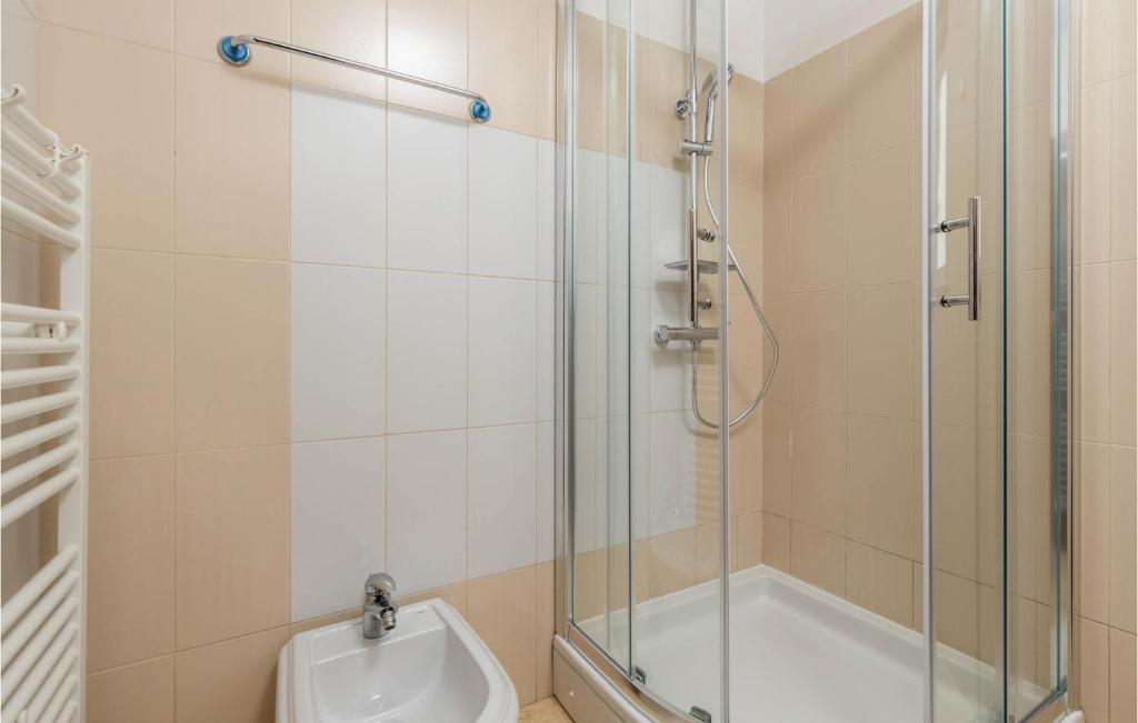 Kúpeľňa v ubytovaní 3 Bedroom Stunning Apartment In Icici