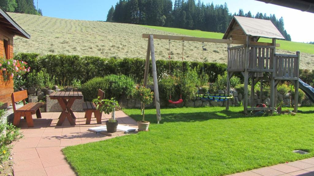 ブライトナウにあるFerienhaus Brigitte - Breitnauの遊び場と木製のガゼボのある庭園