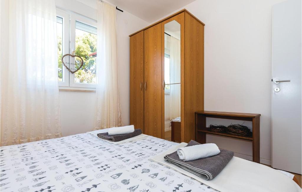 Postel nebo postele na pokoji v ubytování Five-Bedroom Holiday Home Primosten With Sea View 06