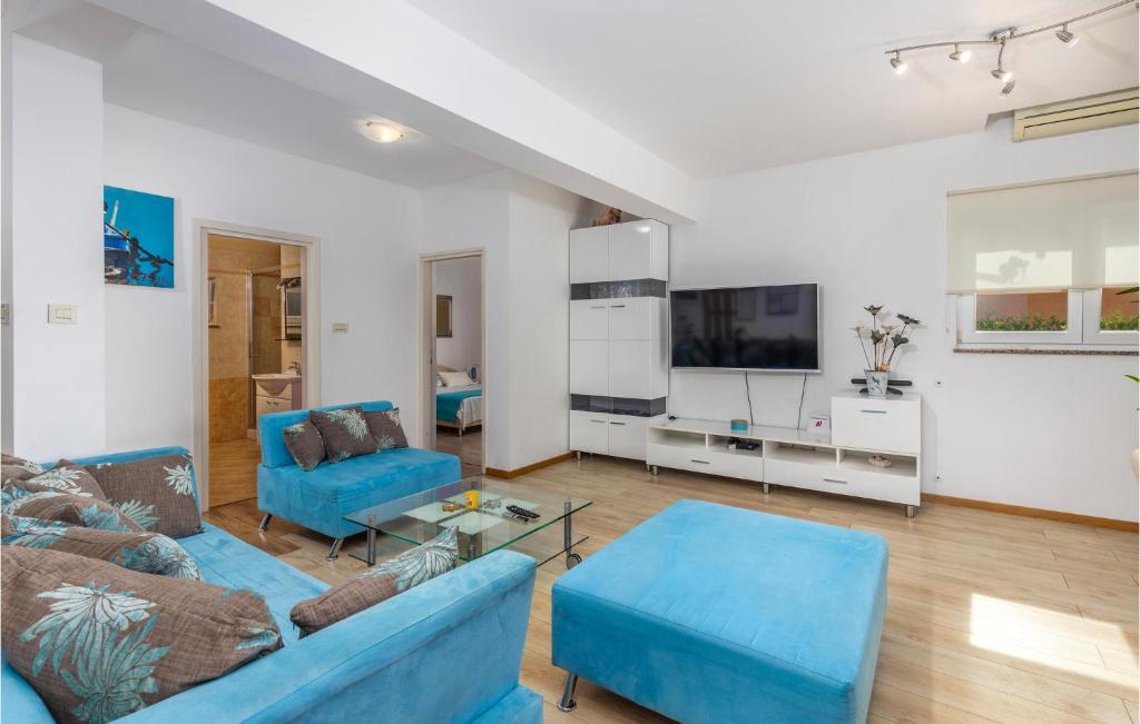 Televízia a/alebo spoločenská miestnosť v ubytovaní Beautiful Apartment In Rijeka With Wifi