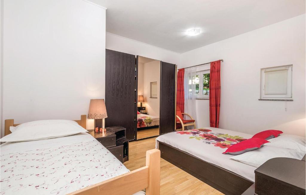 Posteľ alebo postele v izbe v ubytovaní Beautiful Apartment In Rijeka With Wifi