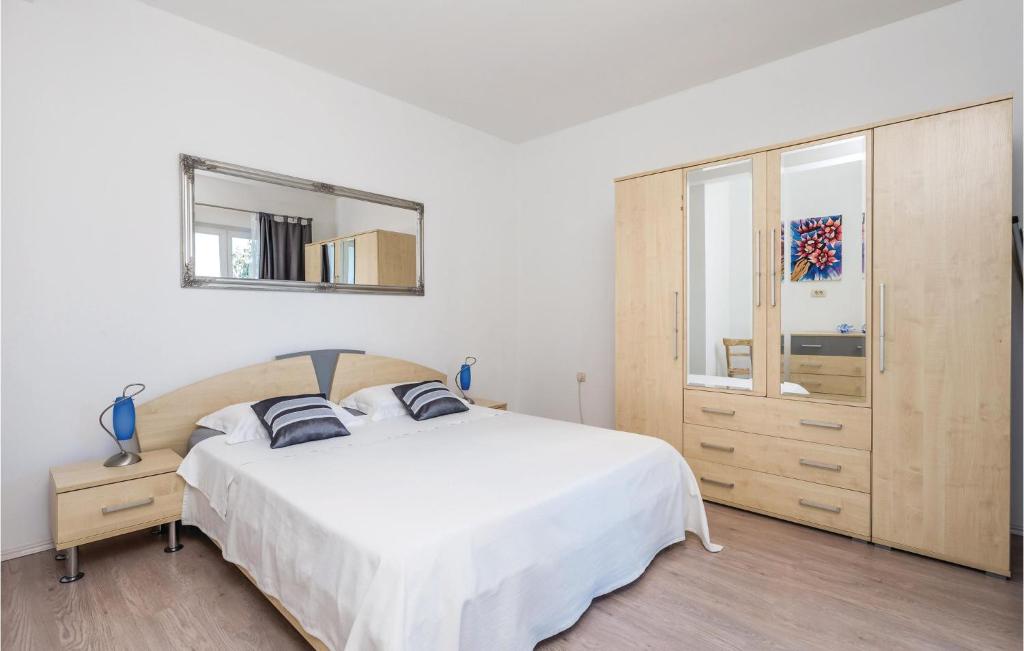 Posteľ alebo postele v izbe v ubytovaní Beautiful Apartment In Rijeka With Wifi