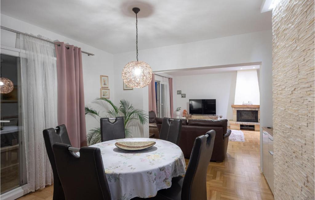 TV a/nebo společenská místnost v ubytování Four-Bedroom Holiday Home In Klis