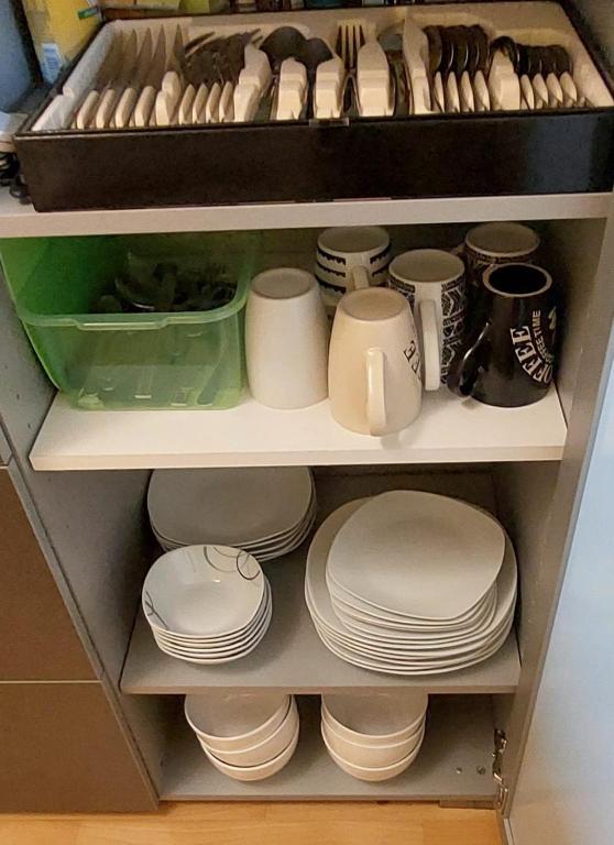 Fotografie z fotogalerie ubytování 7 min to citycenter subway U3 100m, southside singleroom own shower wc, TV, dishes fridge, oven, waterheater, coffeemashine- free C ,bike for free , next to river and park, many restaurants and supermarkets around 200m, nonsmoker ! v Mnichově