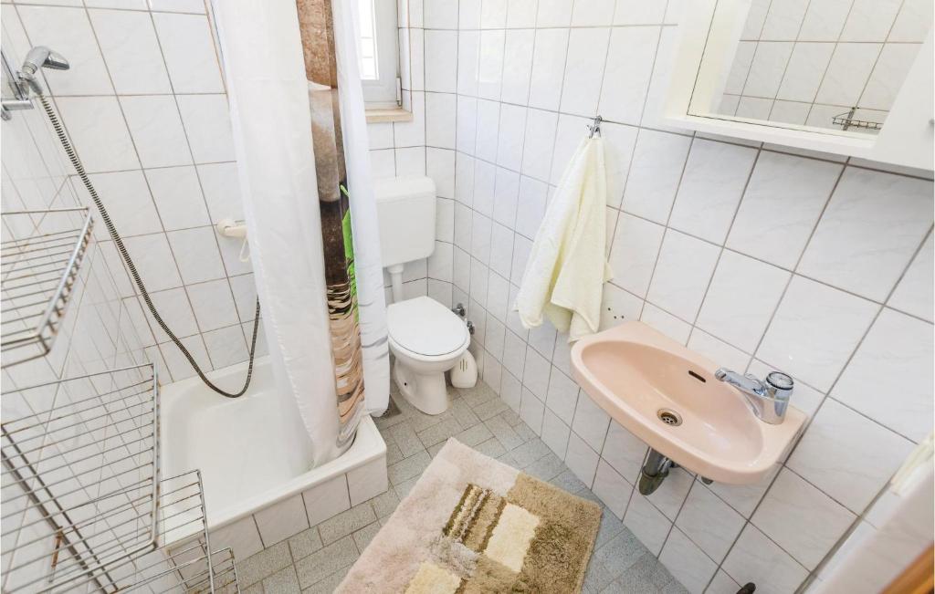 Kúpeľňa v ubytovaní Lovely Apartment In Kampor With Kitchen