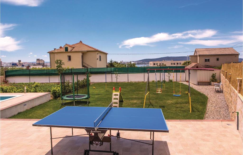Fotografia z galérie ubytovania Three-Bedroom Holiday Home In Kastel Sucurac v destinácii Kaštela