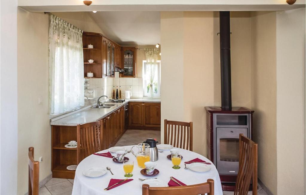 Kuchyňa alebo kuchynka v ubytovaní Three-Bedroom Holiday Home In Kastel Sucurac